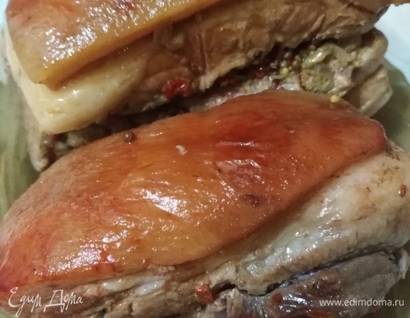 Остывшую свинину вынуть из рукава. Удалить шелуху и резинку.