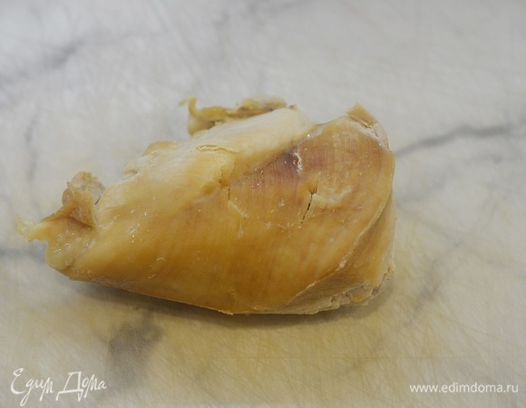 Можно взять любую часть курицы. У меня была целая копченая курица, я взяла грудку, сняла кожу.