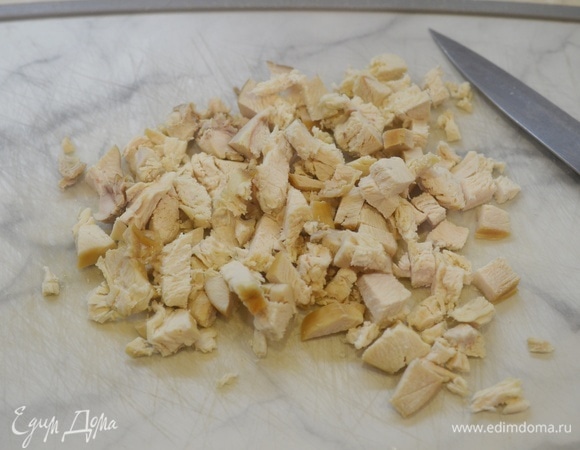 Нарежьте курицу мелким кубиком.