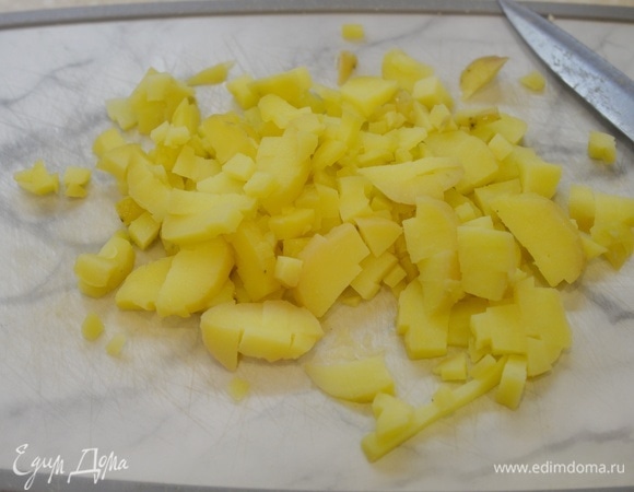Картофель почистите, нарежьте кубиком.