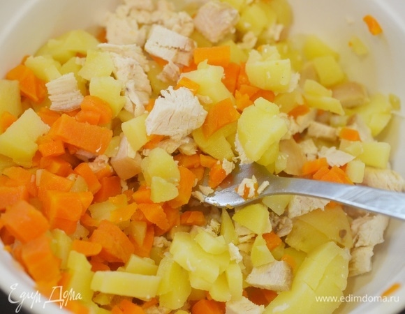 Морковь почистите, нарежьте аналогичным образом. Все перемешайте.