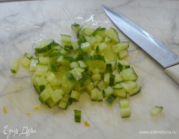 Огурец помойте, нарежьте кубиком.