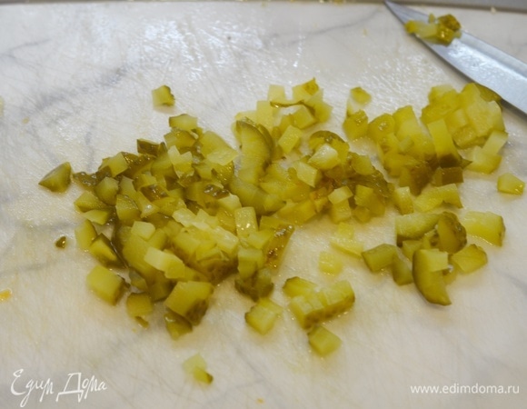 Таким же образом нарежьте и соленые огурцы.