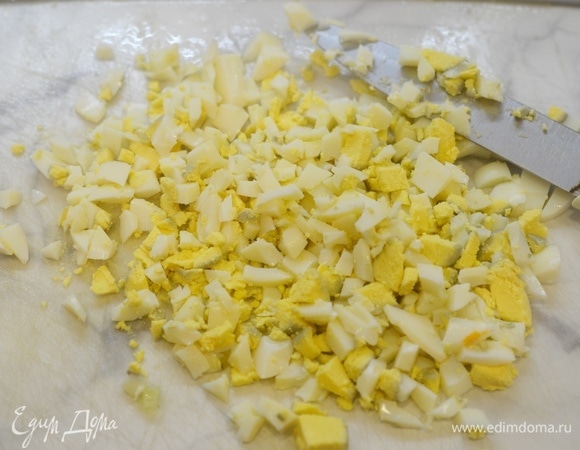 Яйца отварите вкрутую, почистите, измельчите.