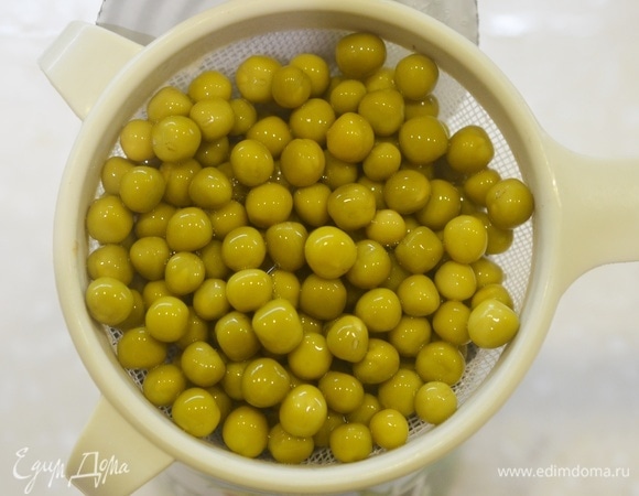 С горошка слейте жидкость.