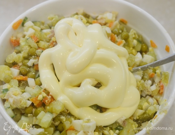 Заправьте салат майонезом. Хочу добавить, что солить и заправлять салат я рекомендую порционно, непосредственно перед самой подачей, как и добавлять в него лук. В противном случае салат будет очень водянистый.