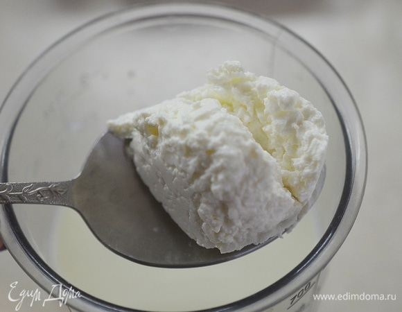 В чашу блендера налейте кефир, добавьте творог.