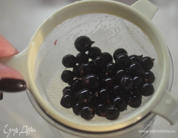 Ягоды можно брать любые, можно и замороженные. Хорошо промойте ягоды. Если ягоды заморожены, промойте их горячей водой. Добавьте ягоды в чашу блендера.