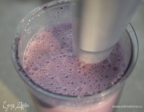 Взбейте все блендером до однородного состояния.