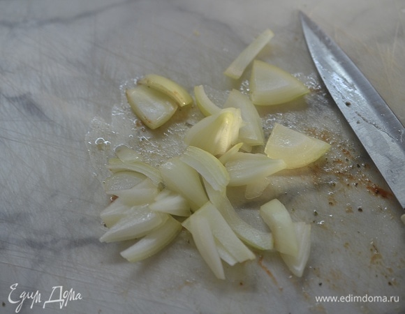 Лук почистите, нарежьте кубиком.