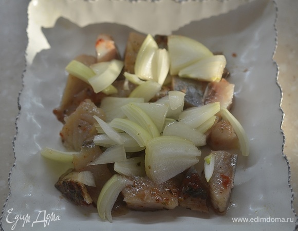 Выложите на сельдь. Сверху добавьте немного майонеза.