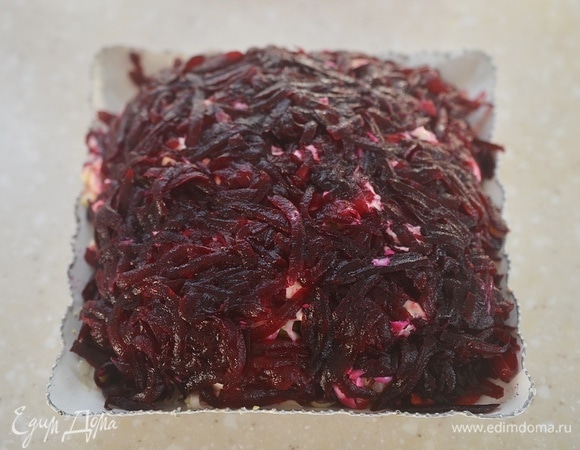 Свеклу почистите, натрите на терке и выложите верхним слоем.