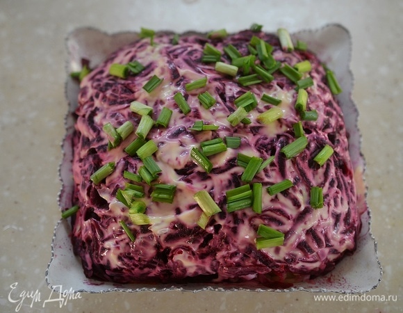 Сверху я украсила салат зеленым луком.