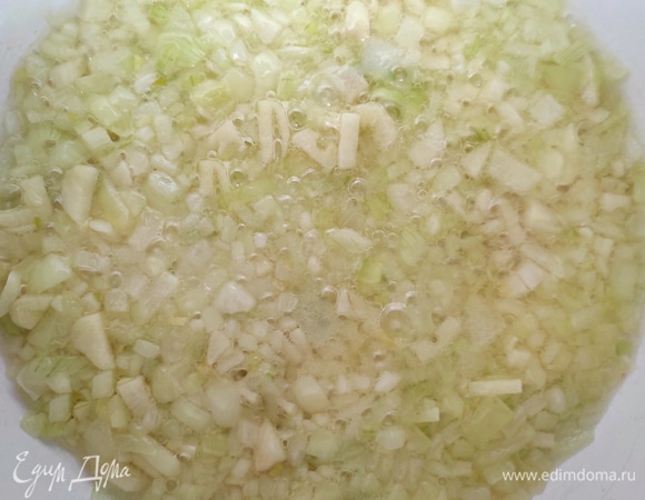 Лук и 6 зубчиков чеснока очистить, нарезать кубиками и обжарить в кастрюле на сливочном масле до прозрачности.