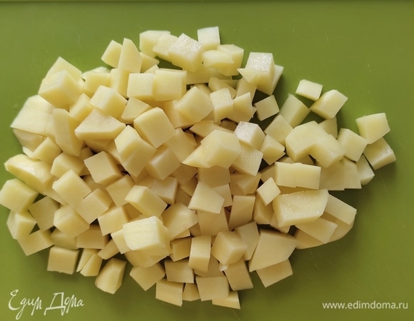 Затем залить бульоном, довести до кипения и выложить нарезанный кубиком картофель, уменьшить огонь и варить до готовности картофеля.