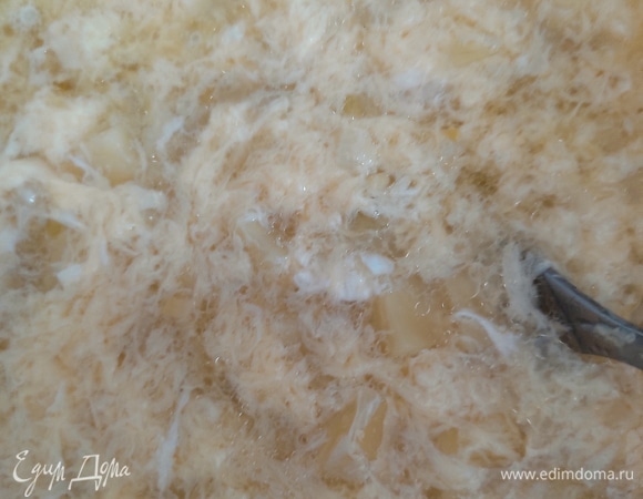 Когда картофель уже готов, тонкой струйкой, помешивая суп, вливаем яйцо. Получается яичная паутинка.