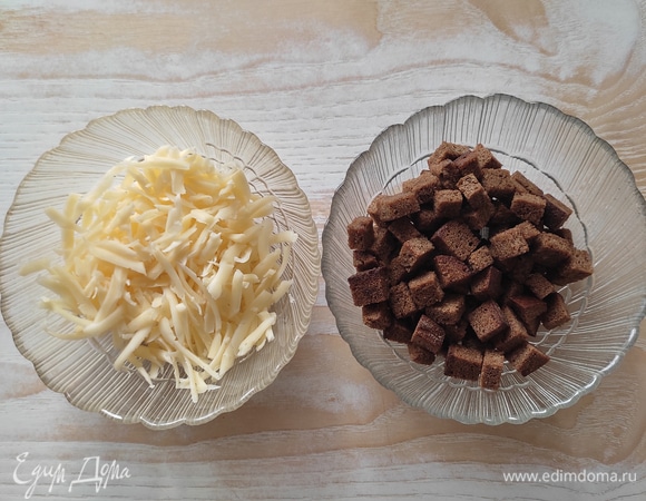 Оставшиеся 3 зубчика чеснока очистить и раздавить плоской стороной ножа и добавить в суп. Суп посолить, добавить молотый перец по вкусу, зелень (у меня сушеная петрушка). Прокипятить все вместе 1 минуту, накрыть крышкой и убрать с плиты. Дать настояться супу 15–20 минут, чтобы зубчики чеснока отдали ему весь аромат. При подаче посыпать тертым сыром и сухариками. Приятного аппетита!