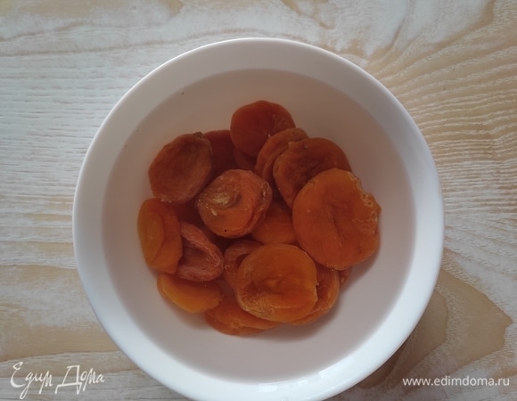 Курагу моем и замачиваем в теплой воде на 10 минут. После чего воду сливаем, курагу обсушиваем бумажными салфетками.