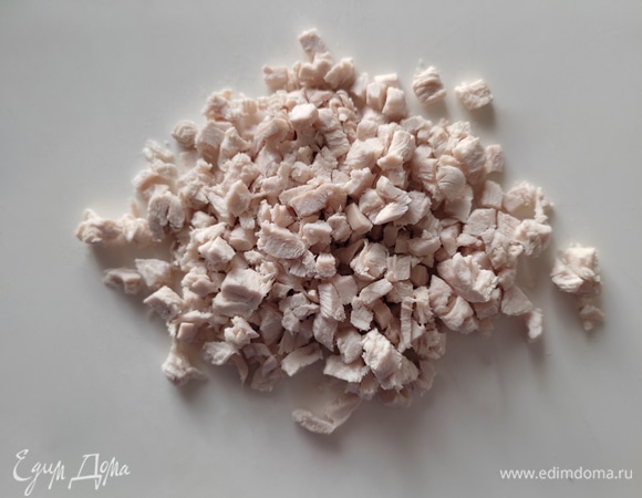 Отварное куриное филе режем кубиком.
