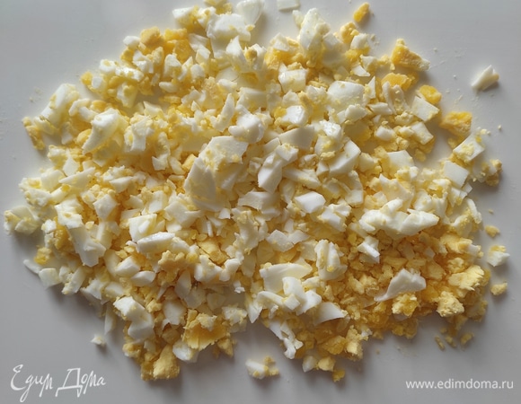 Яйца отвариваем, мелко режем.