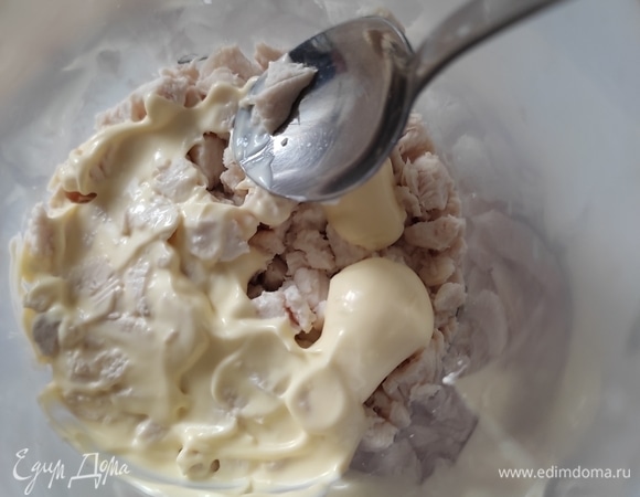 На тарелку или блюдо устанавливаем круглую форму для салата, если ее нет, можно сделать кольцо (например, из кондитерской ацетатной пленки) и скрепить степлером. Слои выкладываем в следующей последовательности: куриное филе, рубленая зелень, яйца, огурец. Слои промазываем майонезом.