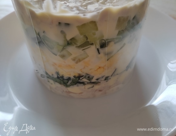 Последним слоем выкладываем нарезанную соломкой курагу. Ее смазывать майонезом не нужно! Убираем салат в форме в холодильник хотя бы на час. Перед подачей аккуратно снимаем форму, салат посыпаем соленым арахисом. Приятного аппетита!