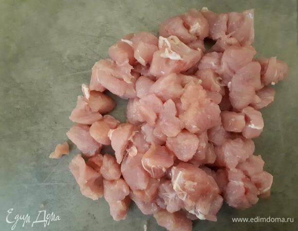 Нарежьте индейку на небольшие кусочки.
