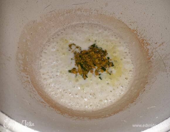 Влейте в кастрюлю кокосовые сливки и выпарите их на сильном огне, пока не останется только масляная составляющая (примерно 10 минут). Затем добавьте 1 ст. ложку пасты карри и обжаривайте 1–2 минуты.