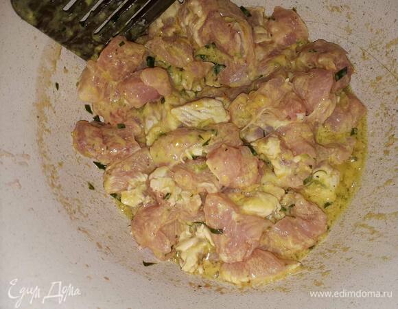 Добавьте индейку и обжаривайте со всех сторон, пока мясо не побелеет.