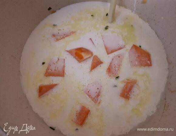 Влейте кокосовое молоко, добавьте сычуаньский перец и слегка раздавленную палочку лемонграсса. Доведите докипения и оставьте вариться примерно на 20 минут. У меня на фото еще кусочек тыквы, но он особо не влияет на вкус :)