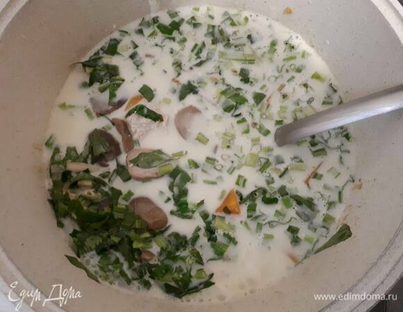 Разрежьте соломенные грибы пополам, мелко нарежьте кинзу и добавьте в кастрюлю. Доведите до кипения и проварите 5 минут.