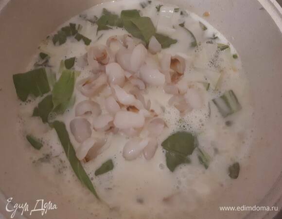 Затем добавьте крупно нарезанный бок-чой (или пекинскую капусту, тогда нужно взять половину кочана), очищенные личи и влейте сок личи. Если у вас консервированные личи, то добавьте их вместе с соком. Доведите до кипения и сразу снимите с огня.