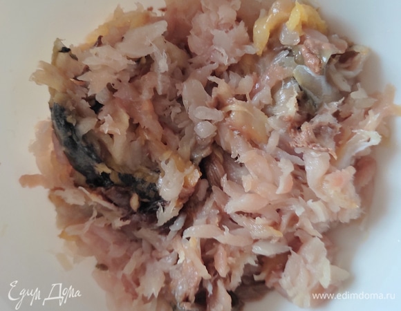 В чашку сложить кусочки рыбы, сбрызнуть лимонным соком.