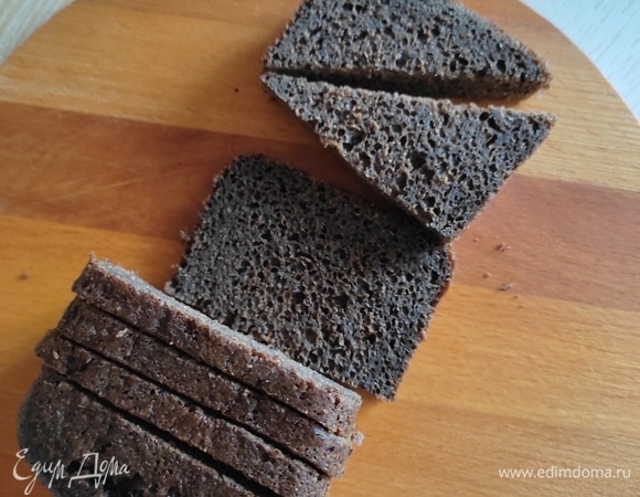 Бородинский хлеб нарезать кусочками, немного подсушить на сухой сковороде.