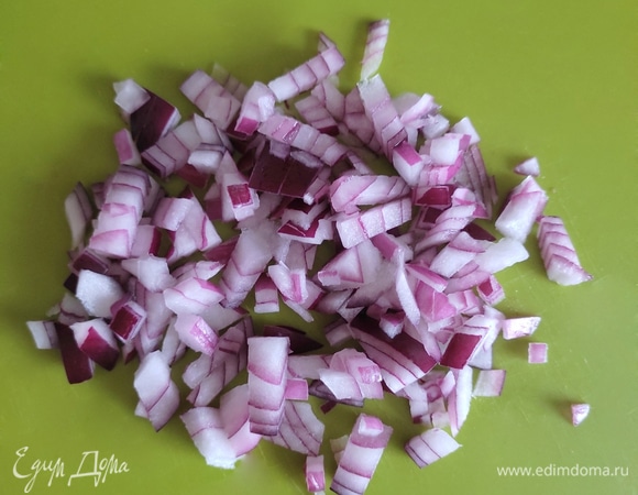 Красный лук мелко нарезать.