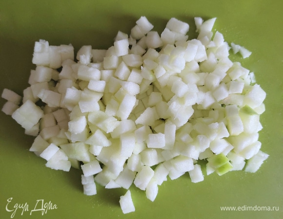 Зеленое кислое яблоко среднего размера очистить от кожуры и сердцевины и нарезать мелким кубиком. Зелень измельчить.