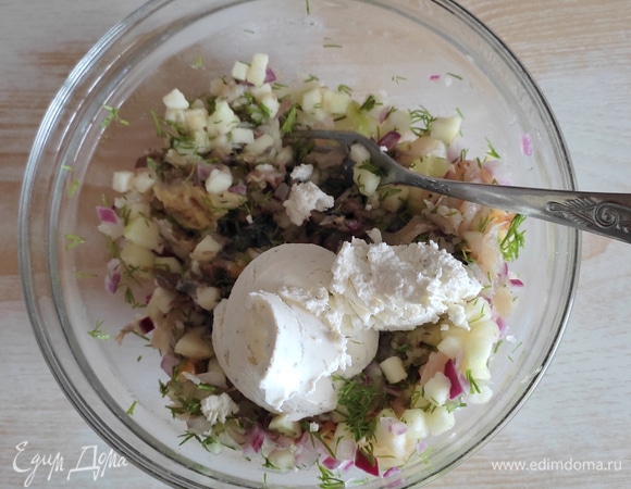 Добавить сливочный сыр, сметану, перемешать, попробовать на соль, при необходимости досолить. Использовать перец в данном случае нежелательно, так как скумбрия сама по себе имеет горьковатый привкус. Густоту риета можно регулировать, добавив больше сливочного сыра или сметаны.