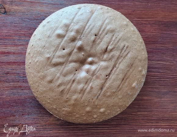 Форму для выпекания бисквита смазываем сливочным маслом и посыпаем мукой, излишки муки стряхиваем. Выливаем бисквитное тесто и ставим в заранее разогретую духовку на 20–25 минут. Время выпекания зависит от диаметра формы и вашей духовки. Проверяйте готовность зубочисткой: если сухая — бисквит готов. Бисквитный корж остужаем на решетке.