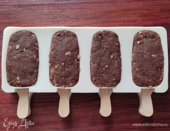Для формирования пирожных я использую готовую силиконовую форму, плотно набиваю ячейки и вставляю палочки. Форму с пирожными убираем в морозилку на 1,5–2 часа.
