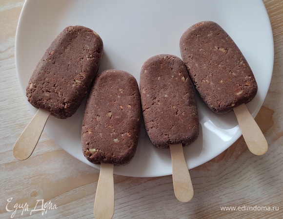 Замерзшие пирожные вынимаем из формы.