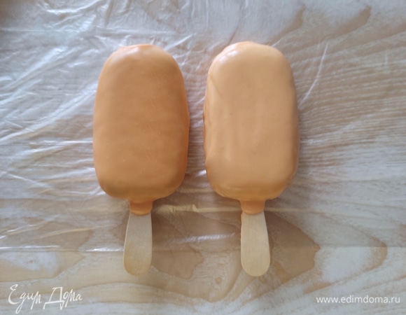 Каждое «эскимо» опускаем в глазурь, немного отряхиваем от излишков глазури и выкладываем на пергамент или пищевую пленку. Благодаря тому, что само пирожное мерзлое, глазурь быстро схватывается.