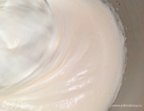 Для основы пирожного испечем бисквит. В чашу разбить яйца, взбить миксером. Постепенно добавляем сахар. Взбиваем массу до побеления и увеличения примерно в 2 раза. После чего миксер переводим на малую скорость и понемногу всыпаем муку, просеянную с крахмалом, затем добавляем какао-порошок. Перемешиваем до соединения ингредиентов. В последнюю очередь добавляем растительное масло и перемешиваем лопаткой снизу вверх, чтобы масса не осела.