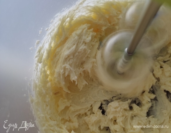 В сливочное масло комнатной температуры добавляем сгущенное молоко и взбиваем в пышную белую массу. Пирожные получаются не слишком сладкие, если любите послаще, добавьте чуть больше сгущенного молока или сахара. Но учитывайте, что глазурь тоже сладкая.