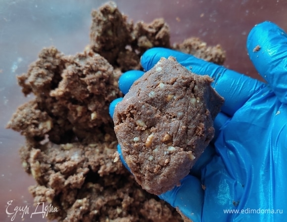 К бисквитно-ореховой крошке добавляем масляную смесь и хорошо перемешиваем руками. У нас должна получиться липкая масса, как пластилин, которая хорошо держит форму.