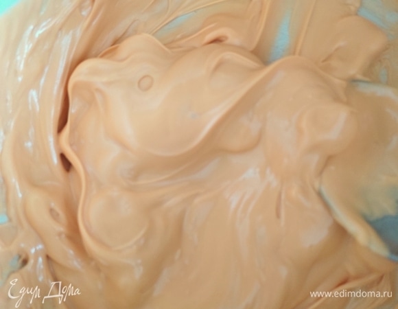 Я использовала готовую кондитерскую шоколадную глазурь в каллетах со вкусом апельсина. Растопить глазурь, согласно инструкции производителя. Можно заменить шоколадом. Глазурь в пачке, которая используется для покрытия пряников и куличей, не подойдет! Перелить глазурь в подходящую емкость (стакан, кружку), чтобы пирожное туда можно было опустить полностью.