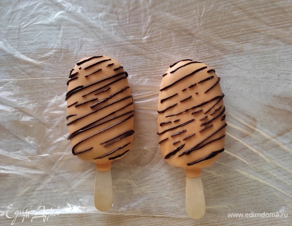 Растопленным шоколадом нанести рисунок на пирожные. Дать пирожным полностью оттаять, и можно угощать гостей!