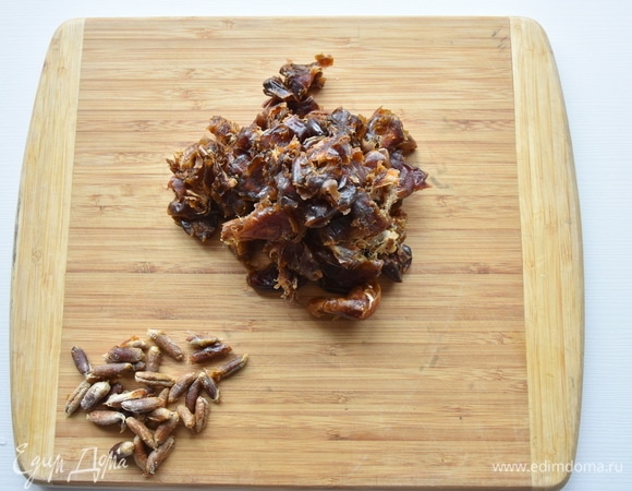 Финики слегка промываю в воде, просушиваю на бумажном полотенце и очищаю от косточек. Если используете курагу и она плотная, можно залить ее на пару минут кипятком до размягчения. После теплой ванны сухофрукты необходимо просушить от лишней влаги.