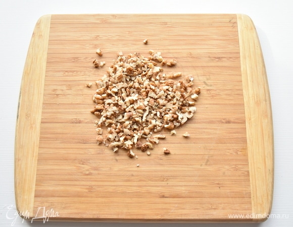 Грецкие орехи измельчаю ножом не слишком мелко.