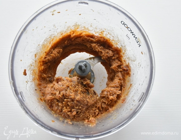 Сухофрукты измельчаю в блендере. Добавляю в массу измельченные орехи, какао- порошок, миндальную муку и ванильную эссенцию. Перемешиваю смесь. Масса должна получиться довольно плотной, также она должна хорошо держать форму.