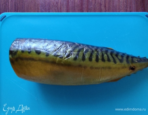 Скумбрию очистить от кожицы, внутренностей и костей. Филировать.